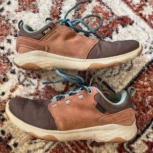 Teva waterproof hiking shoes Brown/Teal Barely worn, excellent traction!